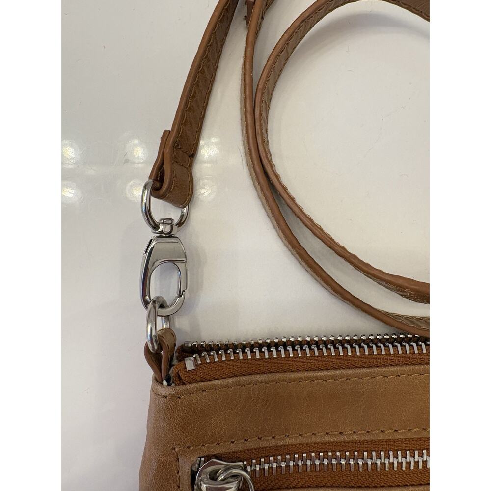 Hobo The Original 'Everly' Cow Leather 3-Zipper Wristlet Small Purse Caramel/Tan - Picture 5 of 14